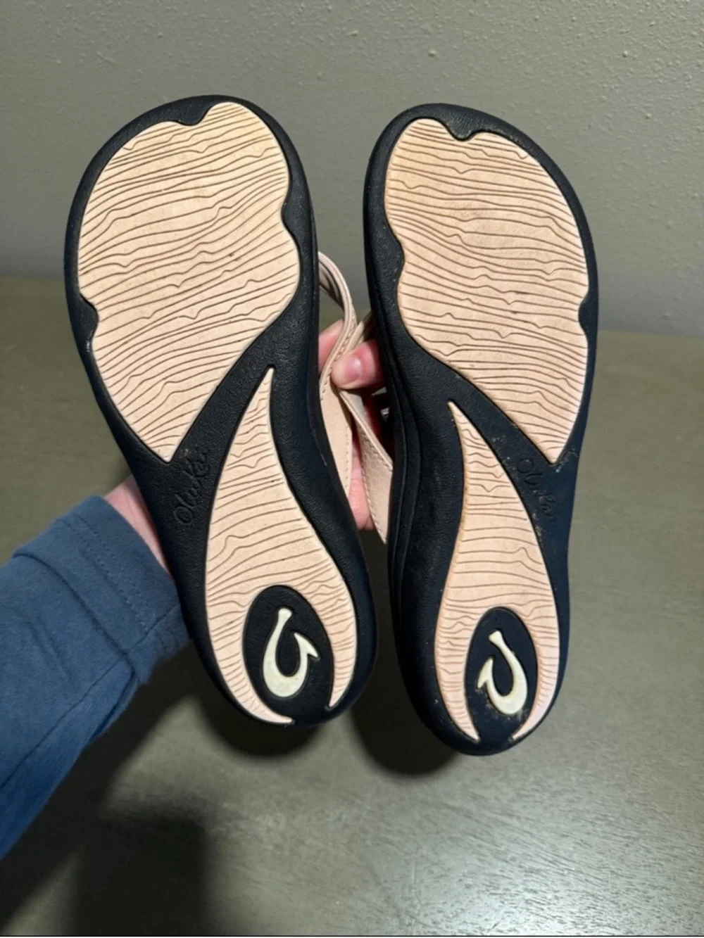 OluKai Women's Pink and Black Leather Thong Sandals 9 - Picture 4 of 9